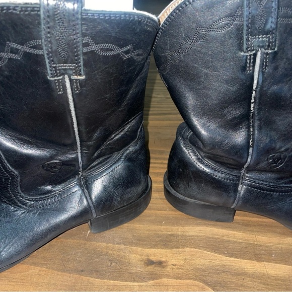 Men’s gently worn western boots in black. Any defects are shown in pictures.